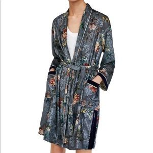 ***SOLD*** NWT ZARA VELVET GREY FLORAL KIMONO
